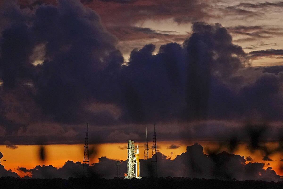 Kebocoran bahan bakar mengancam untuk menunda peluncuran roket bulan NASA yang baru