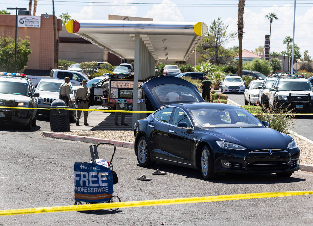 Las Vegas police investigate a shooting at he 3300 block of East Flamingo Road, on Monday, Aug. ...