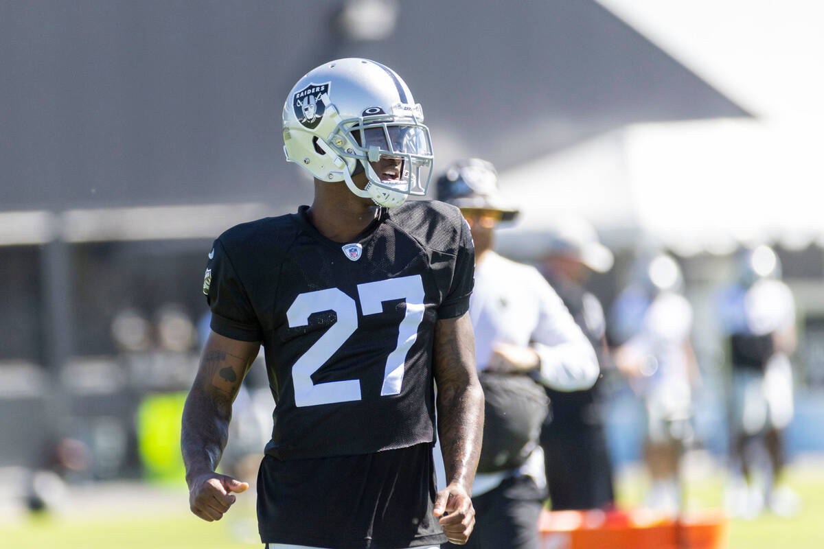 Raiders cornerback Trayvon Mullen Jr. (27) warms up during the team’s training camp prac ...