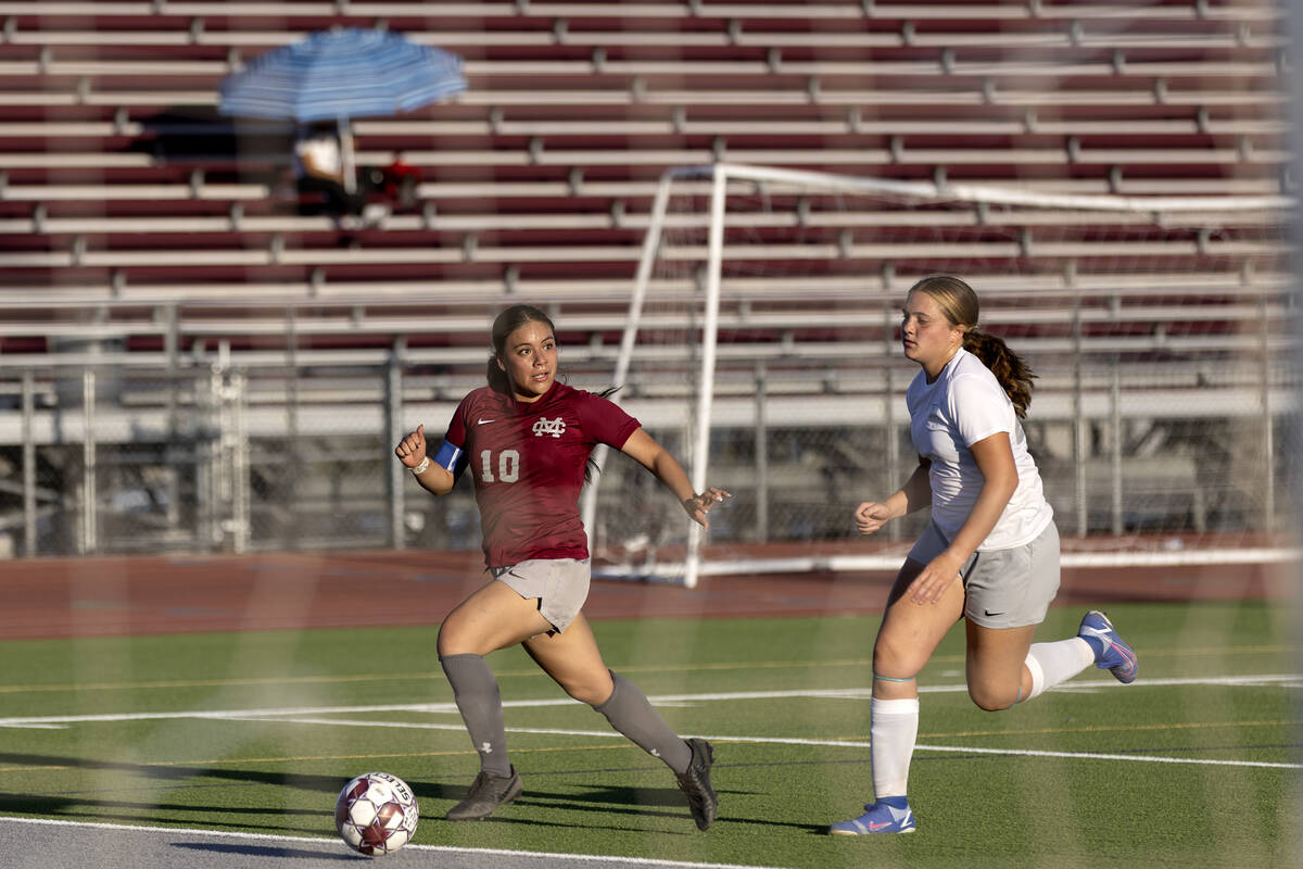 Cimarron-Memorial’s Melinda Bravo-Avendano (10) looks to pass while Bonanza’s Lau ...