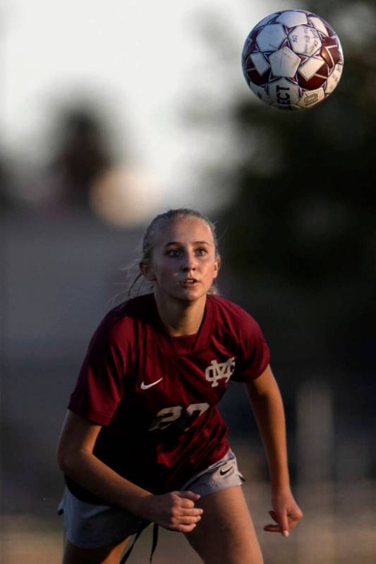 Cimarron-Memorial’s Maryn Belmont (20) eyes a pass during a girls Class 4A high school s ...