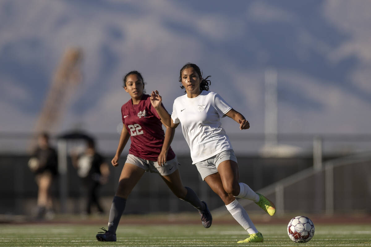 Bonanza’s Odalys Herrera, right, dribbles around Cimarron-Memorial’s Darleen Mini ...