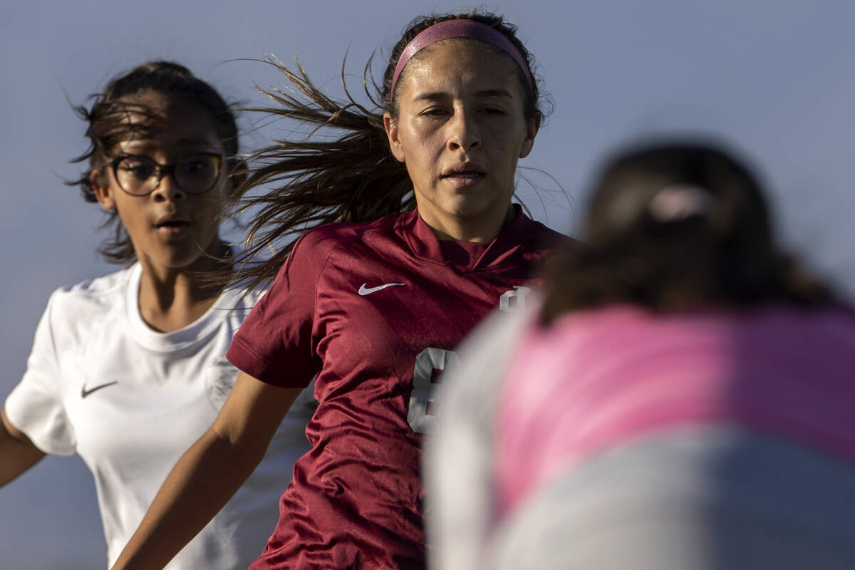 Bonanza’s Jazmin Quezada, left, and Cimarron-Memorial’s Jasmin Chavarria-Lopez, c ...