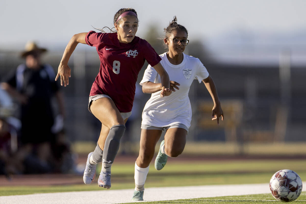 Cimarron-Memorial’s Jasmin Chavarria-Lopez (8) sprints for the ball alongside Bonanza&#x ...