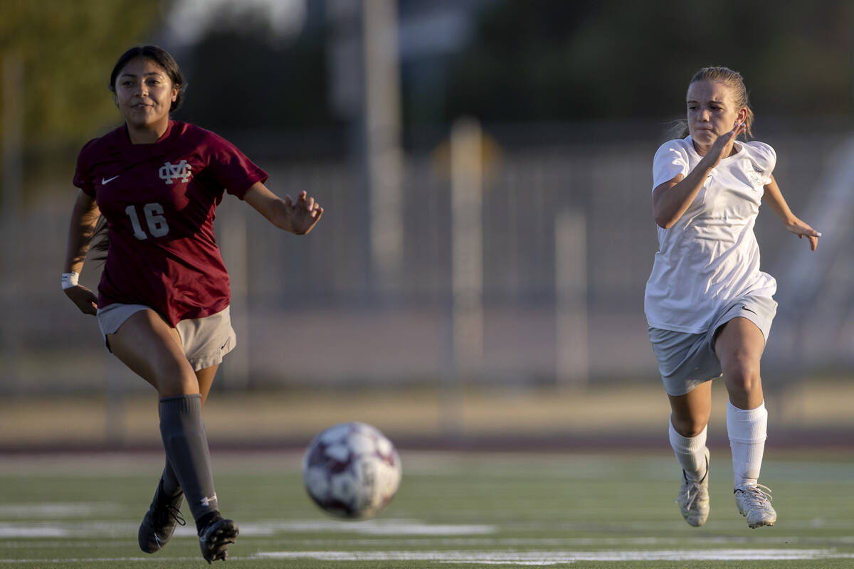 Cimarron-Memorial’s Giselle Canas (16) and Bonanza’s Reagan Coupe (3) sprint for ...