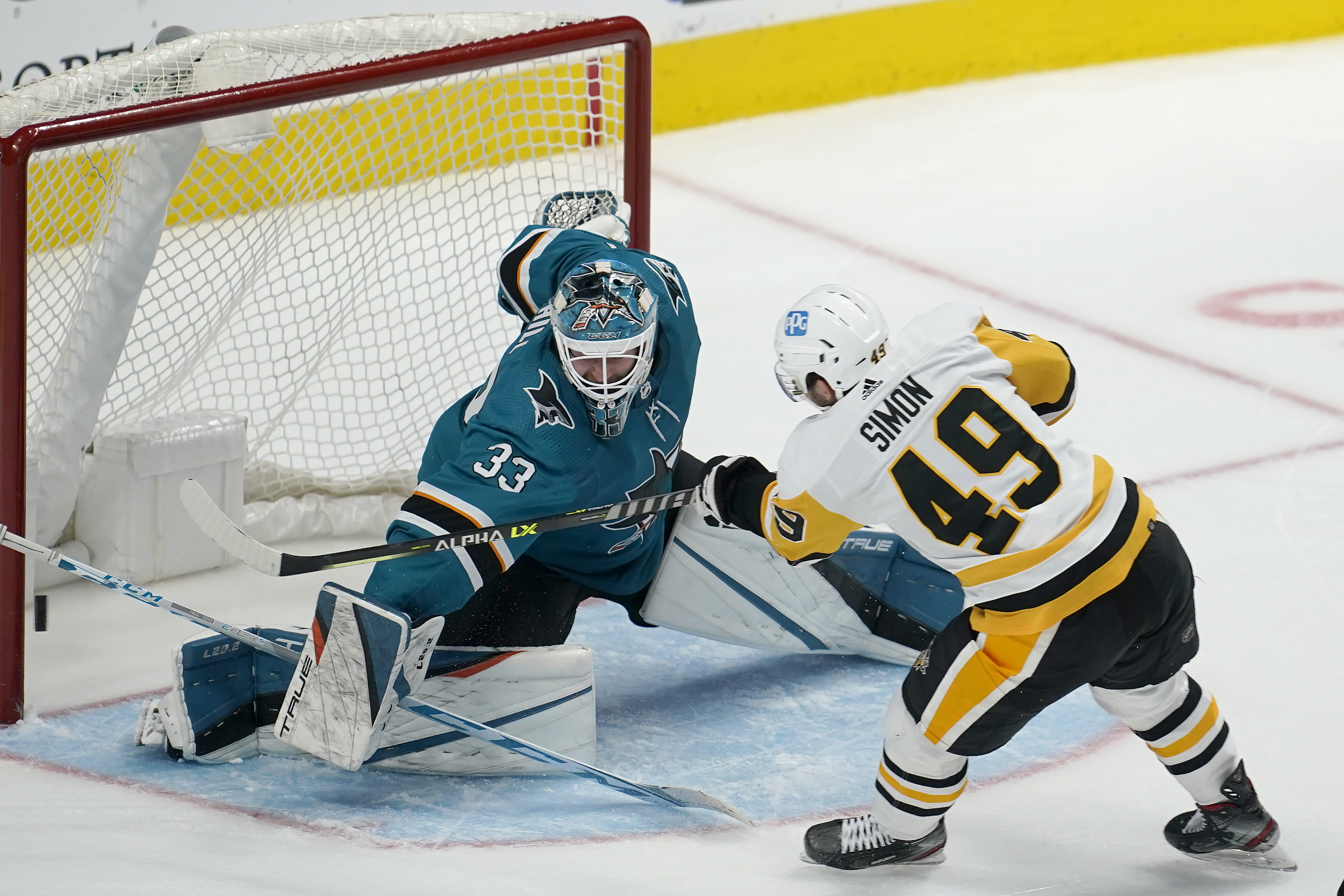 Golden Knights mengakuisisi penjaga gawang Adin Hill dari San Jose Sharks