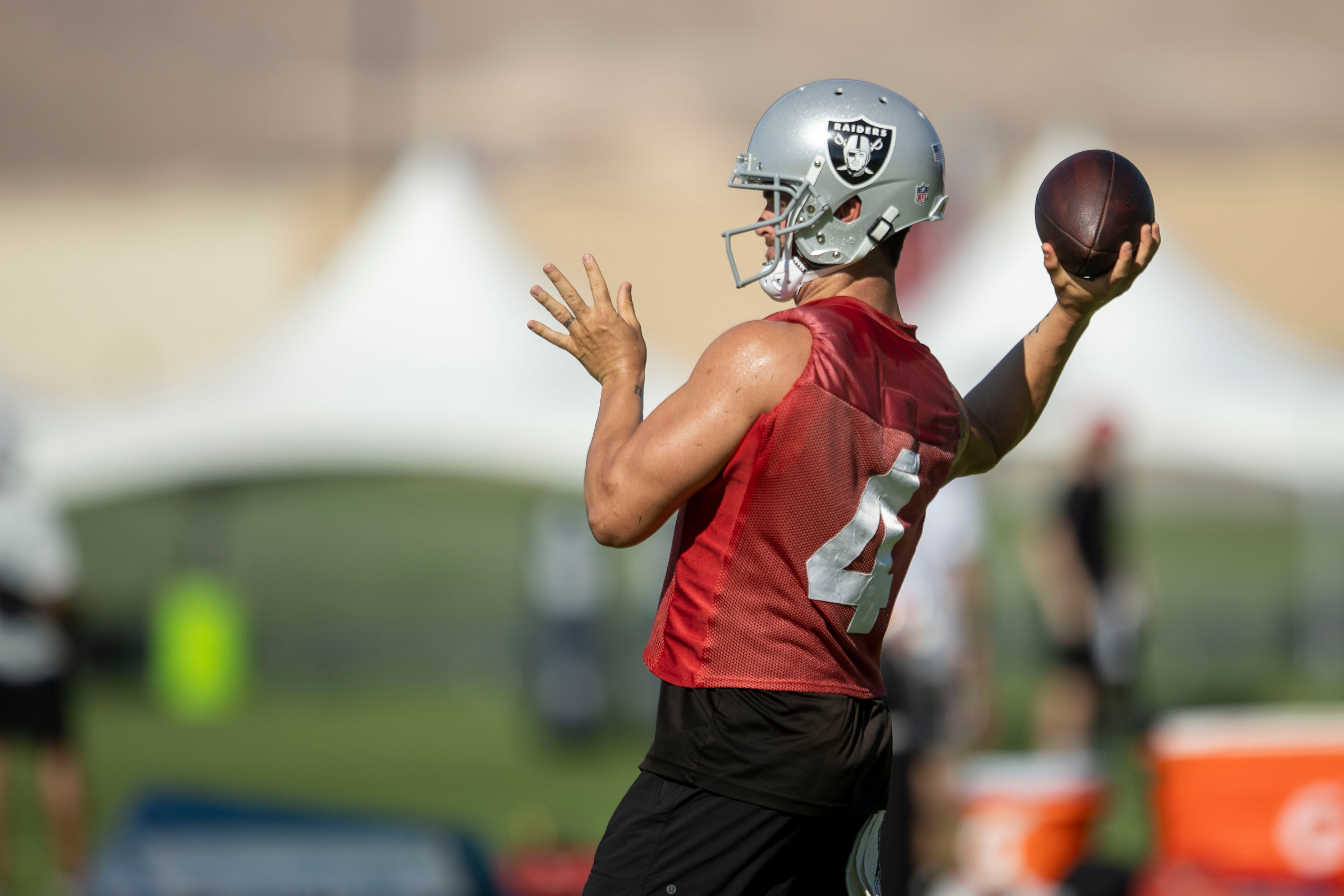 Josh McDaniels dari Raiders tidak jelas tentang waktu bermain starter melawan Viking