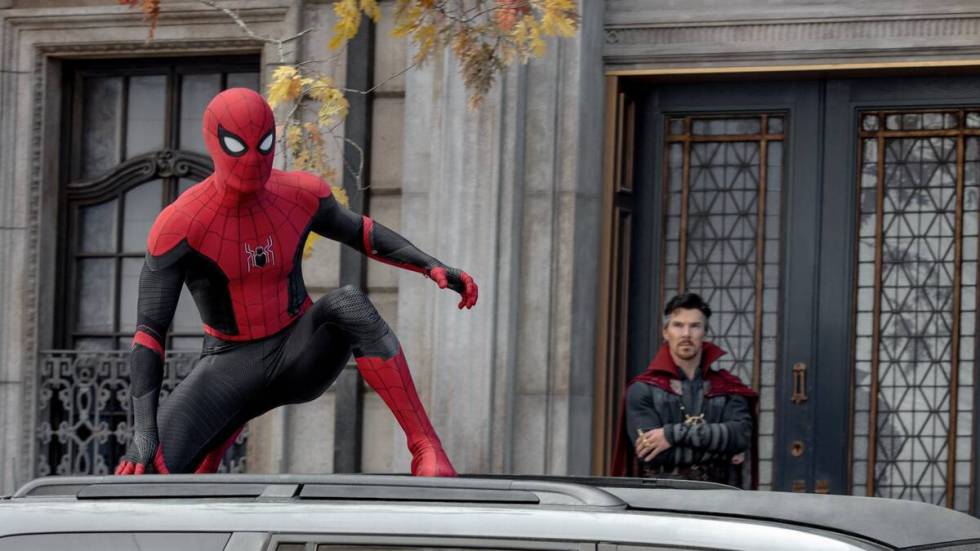 Doctor Strange (Benedict Cumberbatch) melihat Spider-Man di film Columbia Pictures 'SPIDER-MAN: ...