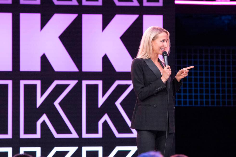 Nikki Glaser dalam sebuah adegan dari komedi spesialnya "Bang." (Lara Solanki/Netflix)