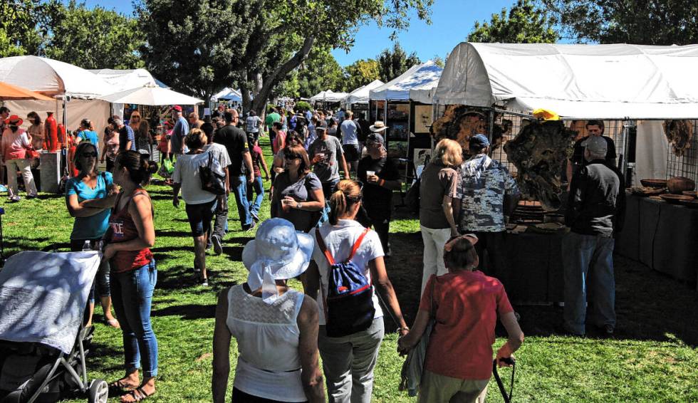 Tamu di Art in the Park Festival di Boulder City, Sabtu, 7 Oktober 2017. Gabriella Benav ...