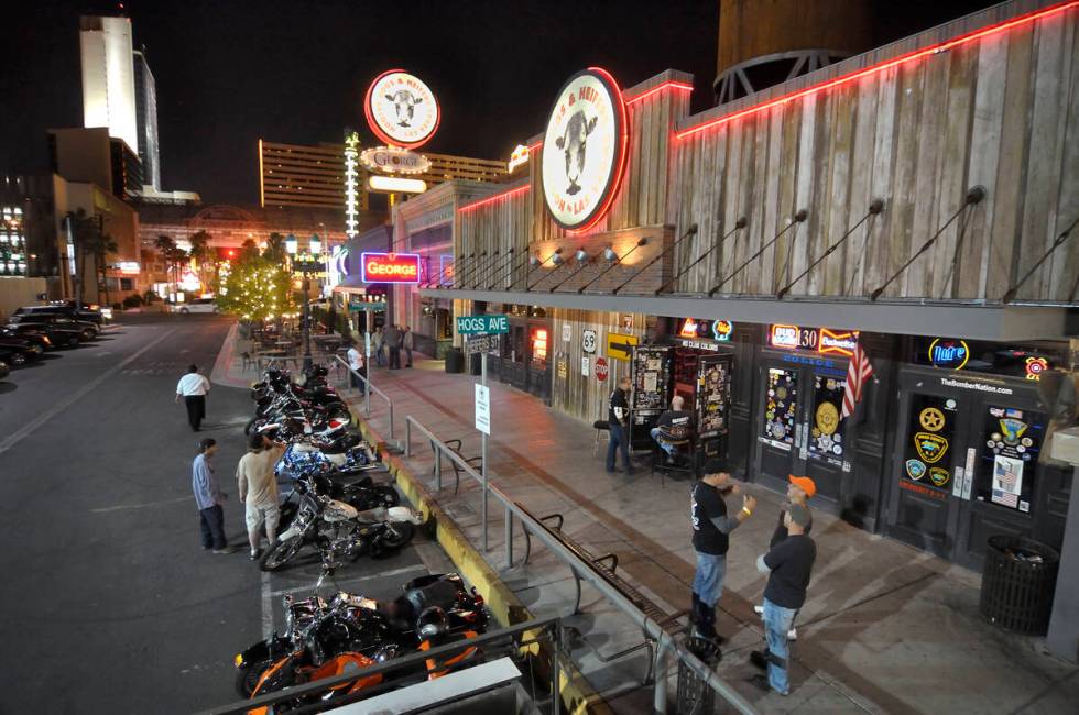 Hogs & Heifers Saloon di pusat kota Las Vegas sedang merayakan ulang tahun ke-30 dari…