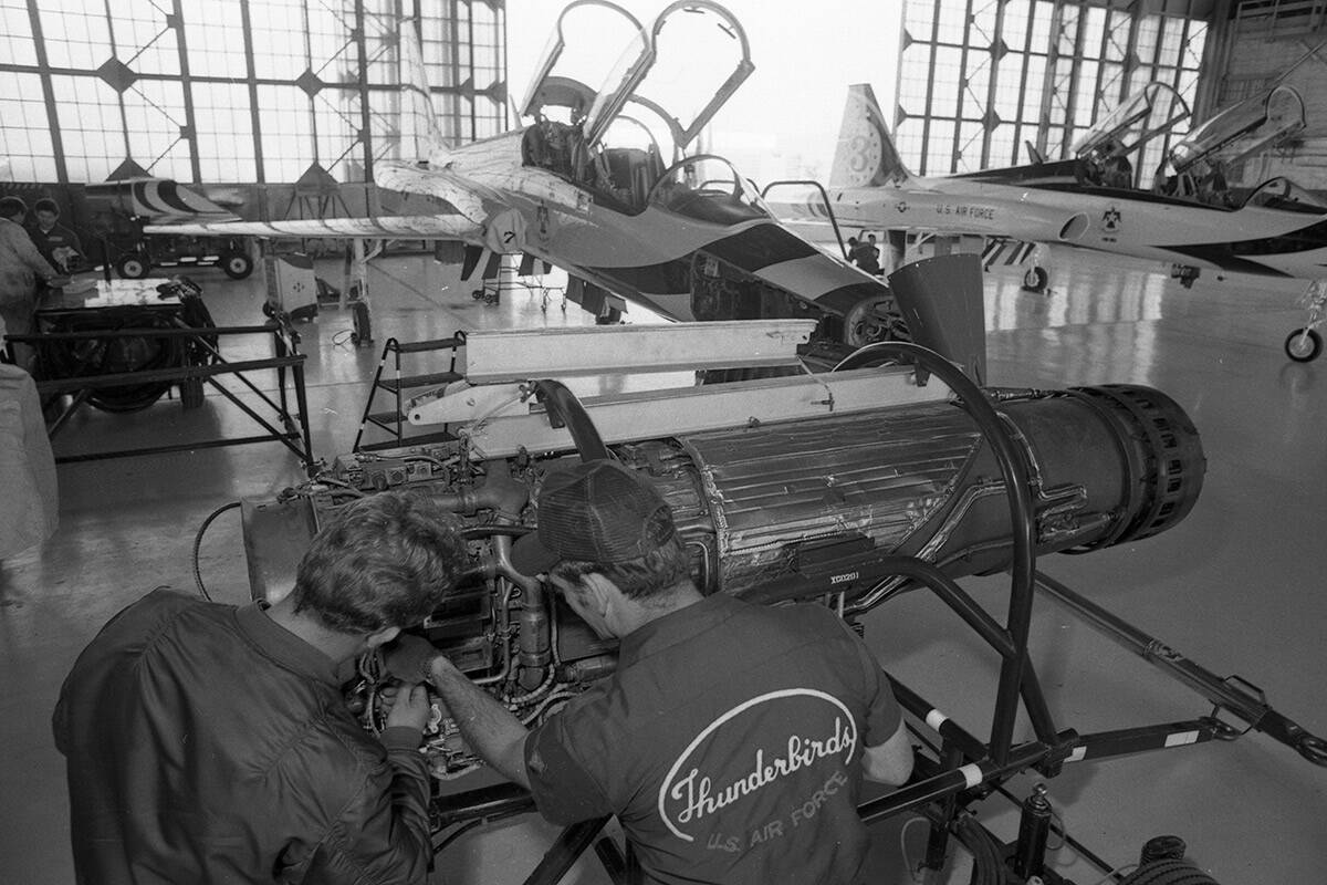 Engineers work at Nellis Air Force Base on Jan. 24, 1980. (Scott Henry/Las Vegas Review-Journal)