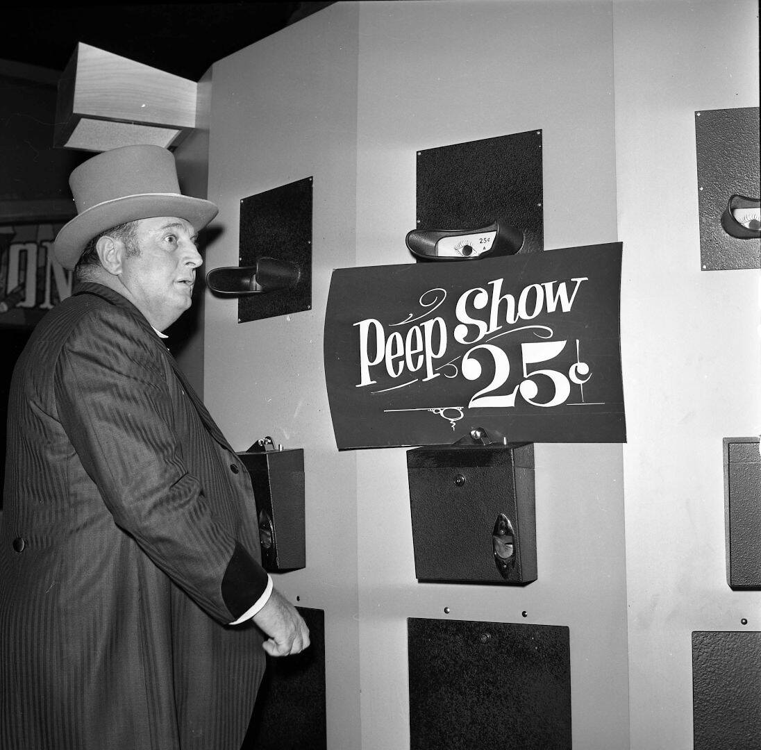 Jay Sarno checks out the peep show at his newly opened Circus Circus. (Las Vegas News Bureau)