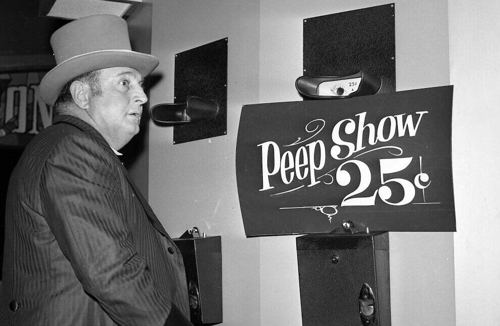 Jay Sarno checks out the peep show at his newly opened Circus Circus. (Las Vegas News Bureau)