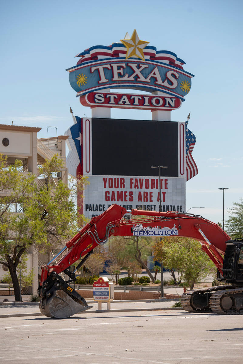 GOING, GOING, GONE: Las Vegas hotel demolitions go boom! – New York Daily  News