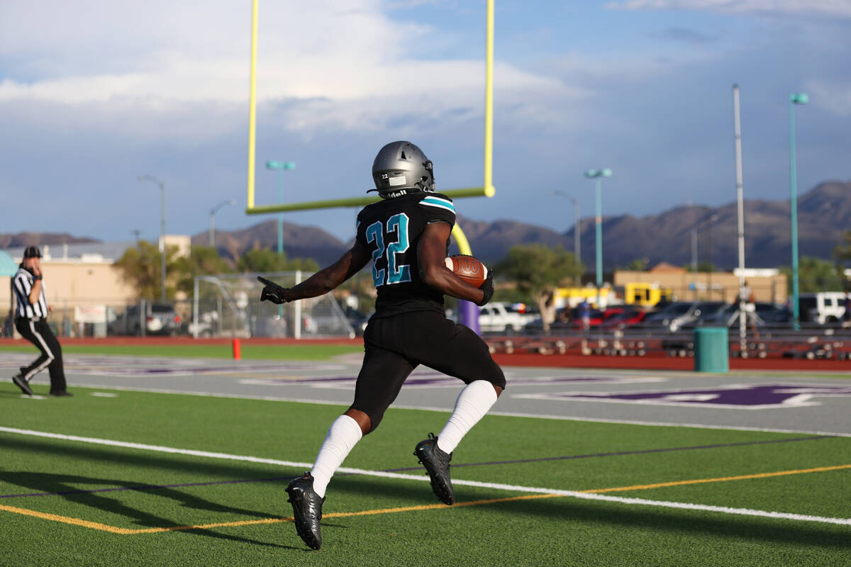 Silverado's Caden Harris (22) runs the ball for a touchdown against Palo Verde during the first ...