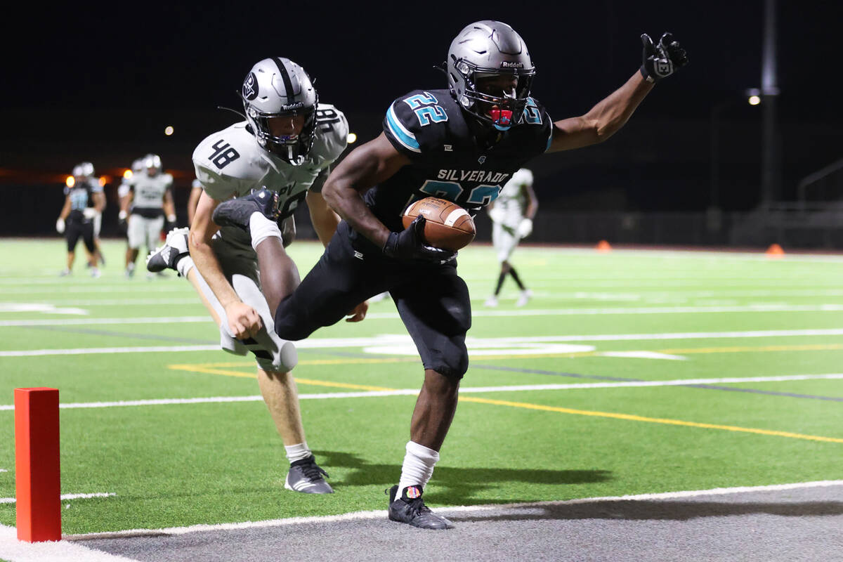 Silverado's Caden Harris (22) makes a touchdown catch under pressure from Palo Verde's Koda Bro ...