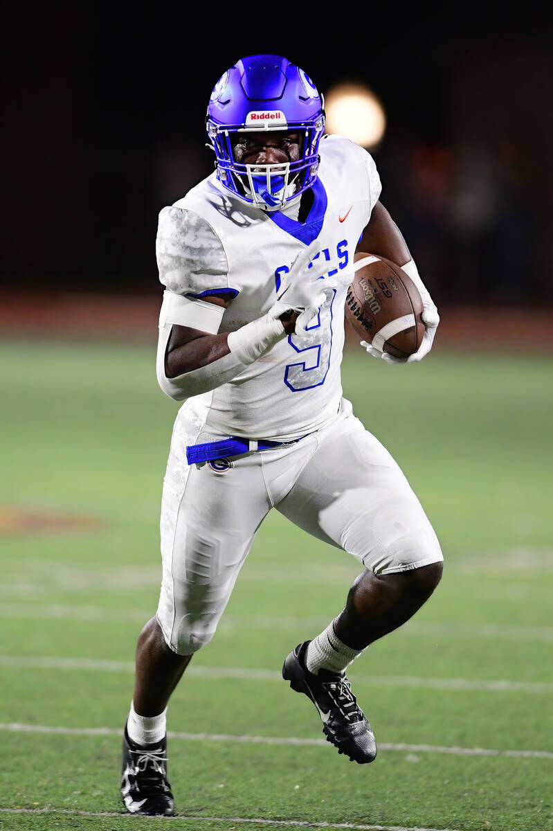 Bishop Gorman tight end Elija Lofton (9) ran the ball during a game between the Bishop Gorman G ...
