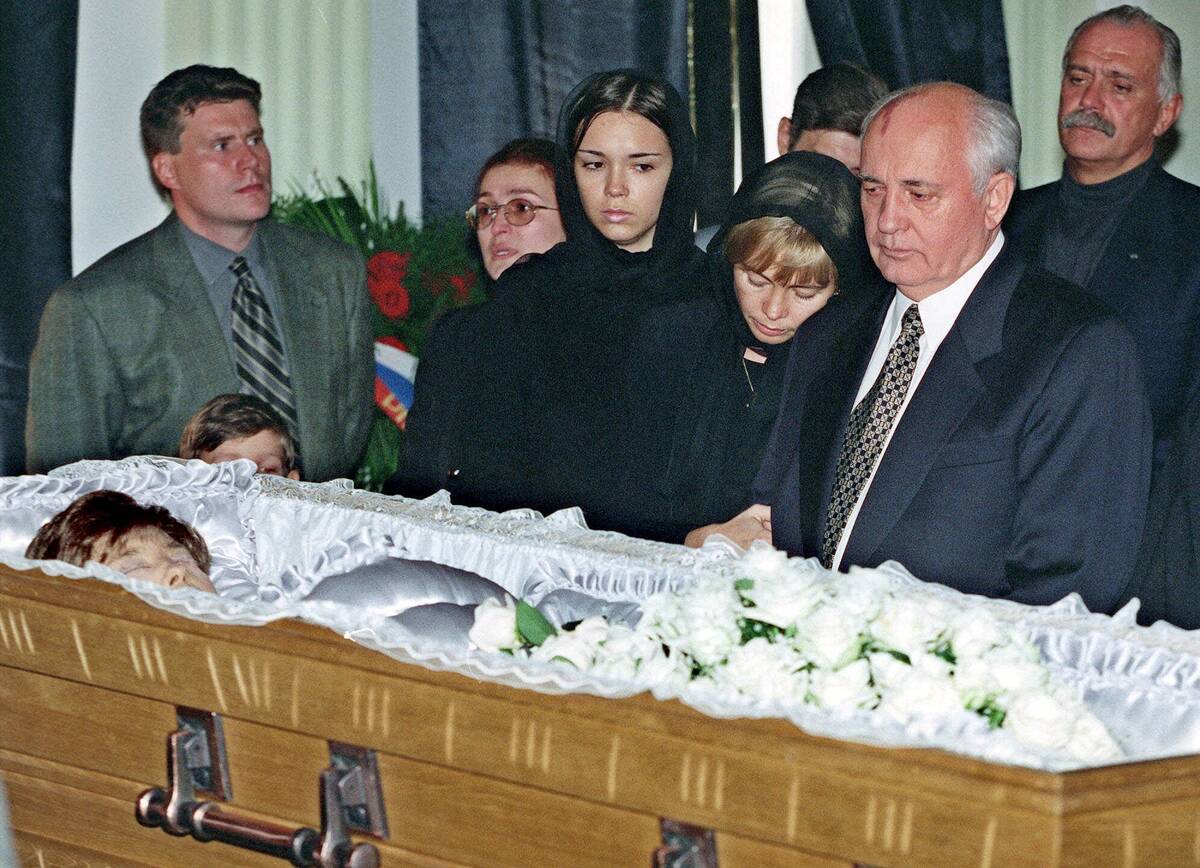 Gorbachev dimakamkan di pemakaman Moskow di samping istrinya, Raisa