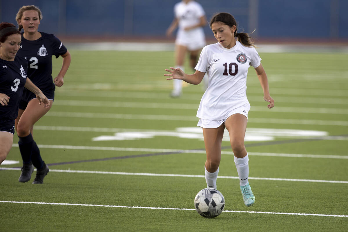 Desert Oasis sophomore Erica Moreno (10) moves the ball up field during their game against Cent ...