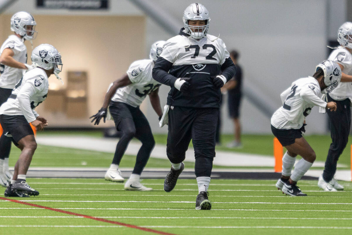 Jermaine Eluemunor dari Raiders memulai tekel yang tepat untuk Chargers
