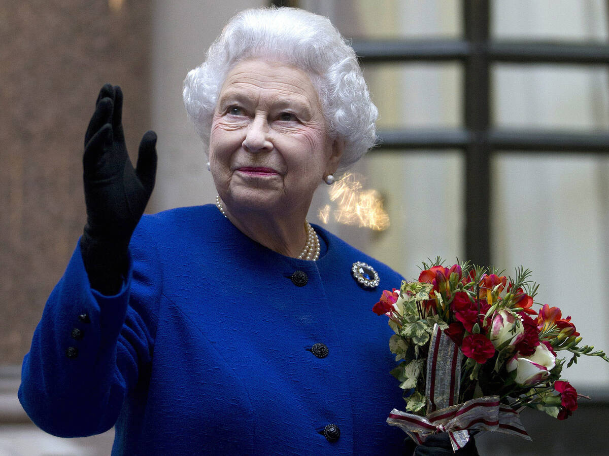 Para pelayat memberikan penghormatan kepada Ratu Elizabeth II, raja Inggris yang paling lama memerintah