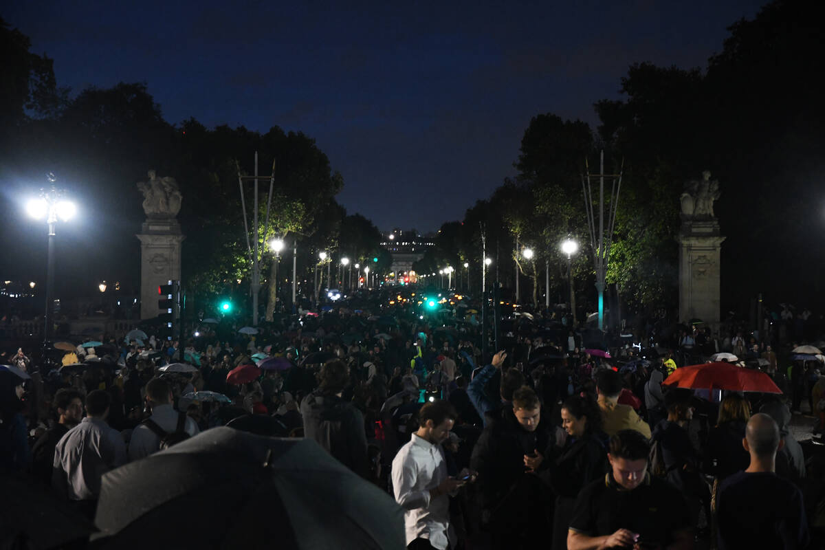 Crowds of mourners paid their respects to Queen Elizabeth II outside Buckingham Palace Thursday ...