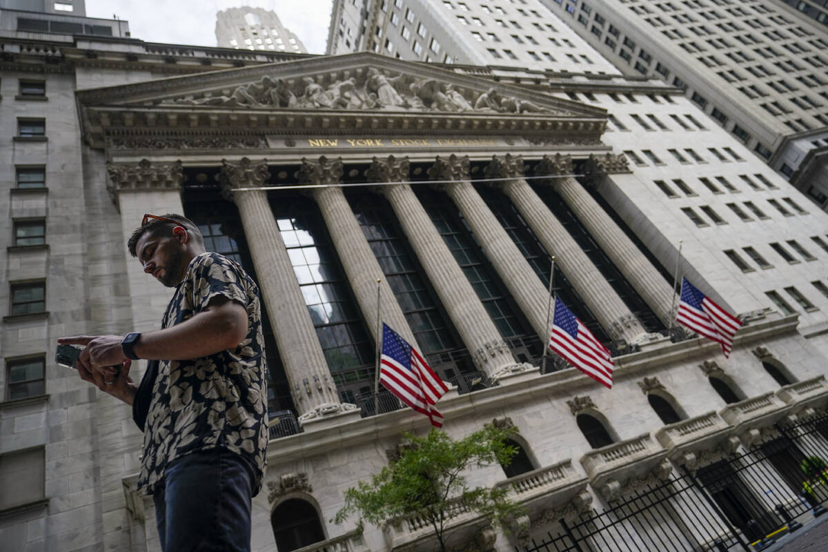 Saham berakhir jauh lebih tinggi, menghentikan penurunan beruntun 3 minggu