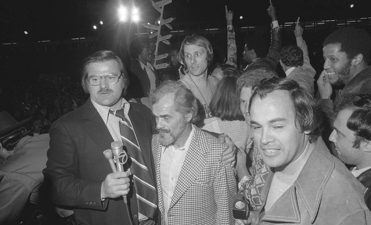 Golden State Warriors beat the Washington Bullets to win the NBA championship. Fans greet the t ...