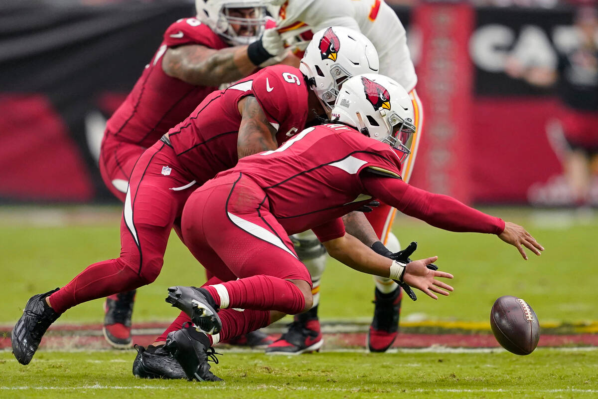 Arizona Cardinals running back James Conner (6) and quarterback Kyler Murray attempt to recover ...