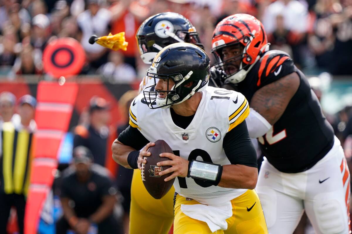 Pittsburgh Steelers quarterback Mitch Trubisky (10) looks to throw during the second half of an ...