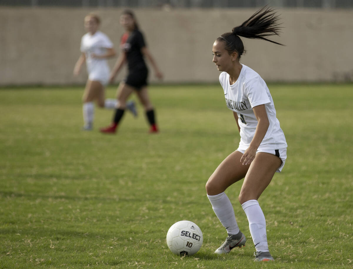 Spring Valley High School’s Tyra Nelson (3) brings the ball up field during their game a ...
