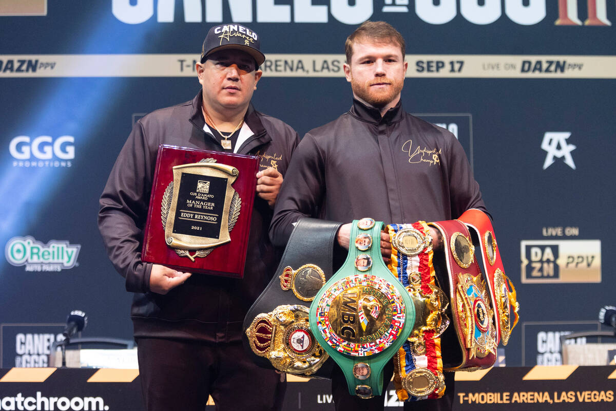 Saul "Canelo" Alvarez, right, with his trainer Eddy Reynoso, pose during a press conf ...