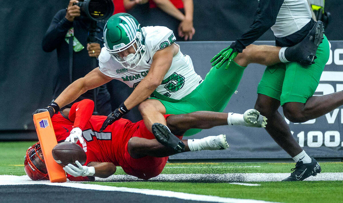 UNLV Rebels wide receiver Kyle Williams (1) extends the ball over the goal line for a score ove ...