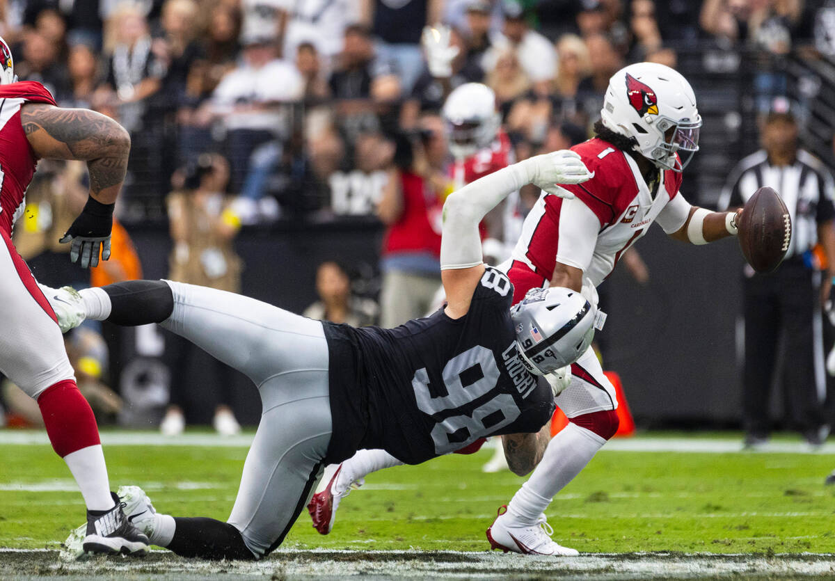 Arizona Cardinals quarterback Kyler Murray (1) avoids a tackle from Raiders defensive end Maxx ...