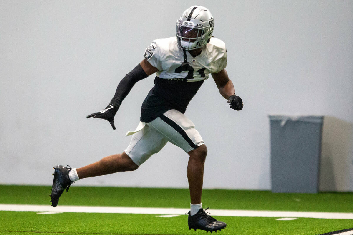 Amik Robertson dari Raiders merayakan intersepsi pertama dengan keluarga