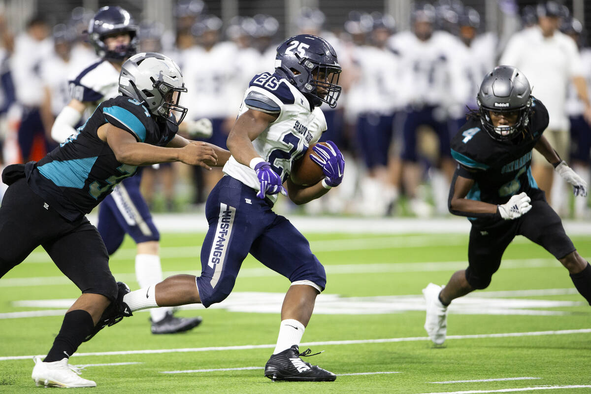 Shadow Ridge running back Jaquieze Holland (25) runs with the ball as Silverado linebacker Deme ...