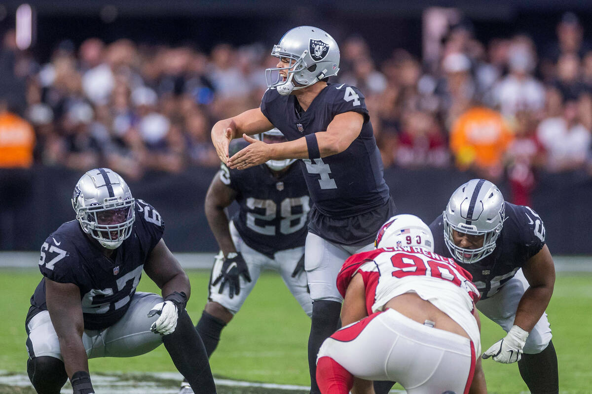 Derek Carr dari Raiders memiliki kebebasan untuk mengubah permainan di garis gawang