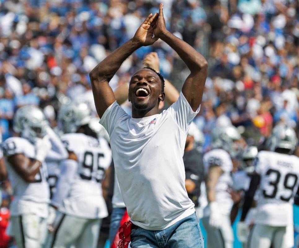 Titans cheerleaders perform in the first half during an NFL football game against the Raiders o ...
