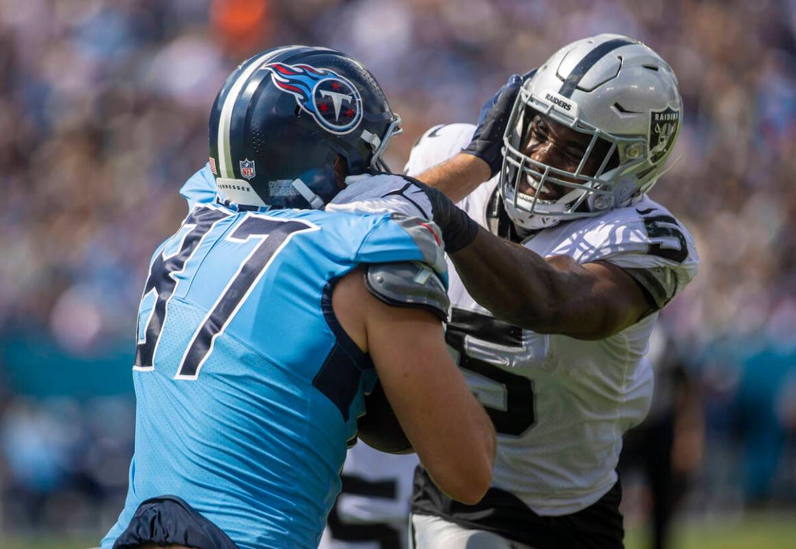 Raiders linebacker Divine Deablo (5) tries to tackle Tennessee Titans tight end Geoff Swaim (87 ...