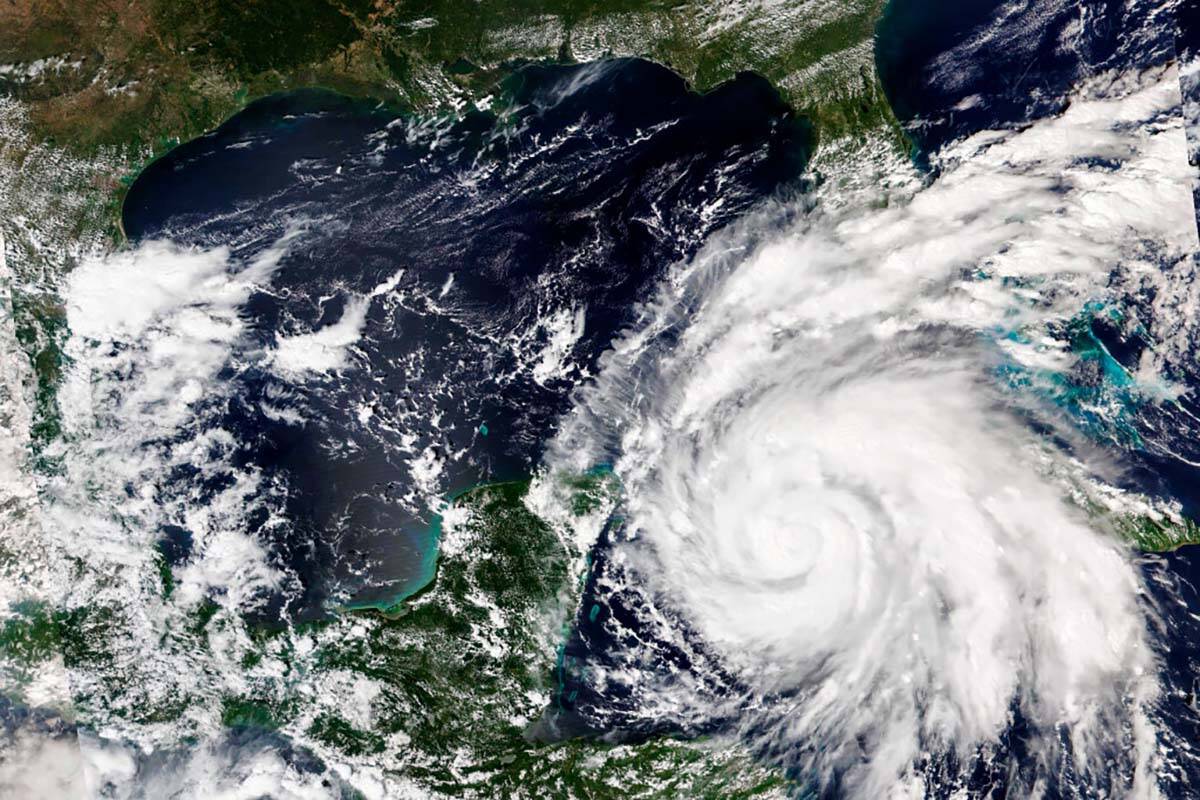 Badai Ian menghantam Kuba, Florida bersiap untuk kerusakan Cat 4