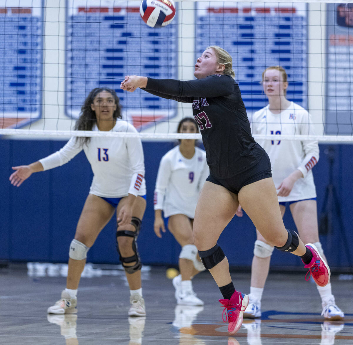 Savannah Wise dari Faith Lutheran (17) menggali bola ke Uskup Gorman selama ...