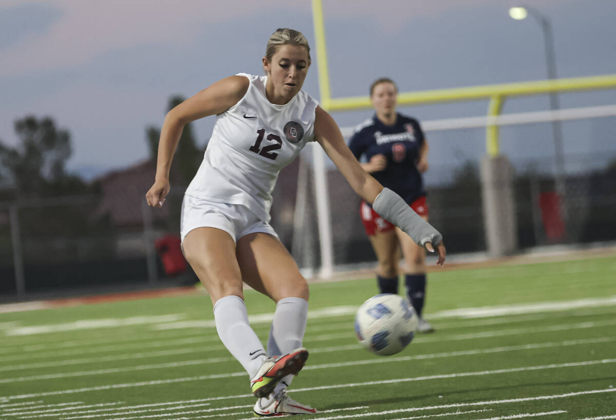 Desert Oasis' Taylor Wehrer (12) passes the ball during a soccer game at Liberty High School on ...