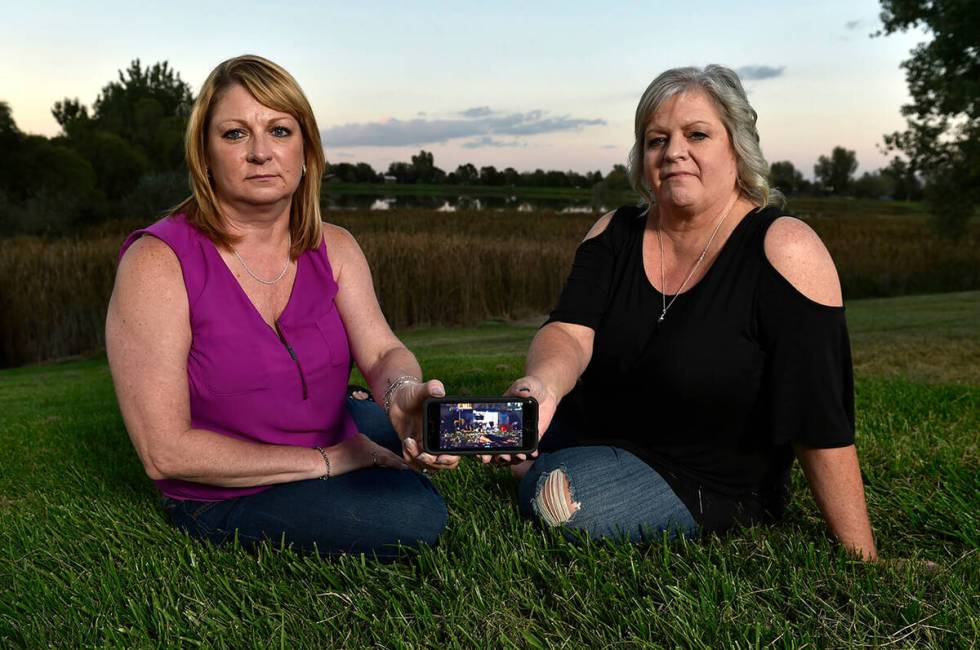 Wanda Weinreich, kiri, dan Lauren Holt pada hari Jumat, 7 September 2018, di Greeley, Colo.  (Foto oleh Dav...