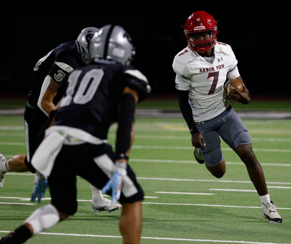 Arbor View’s quarterback Michael Kearns (7) carries the ball against Palo Verde’s Samuel B ...