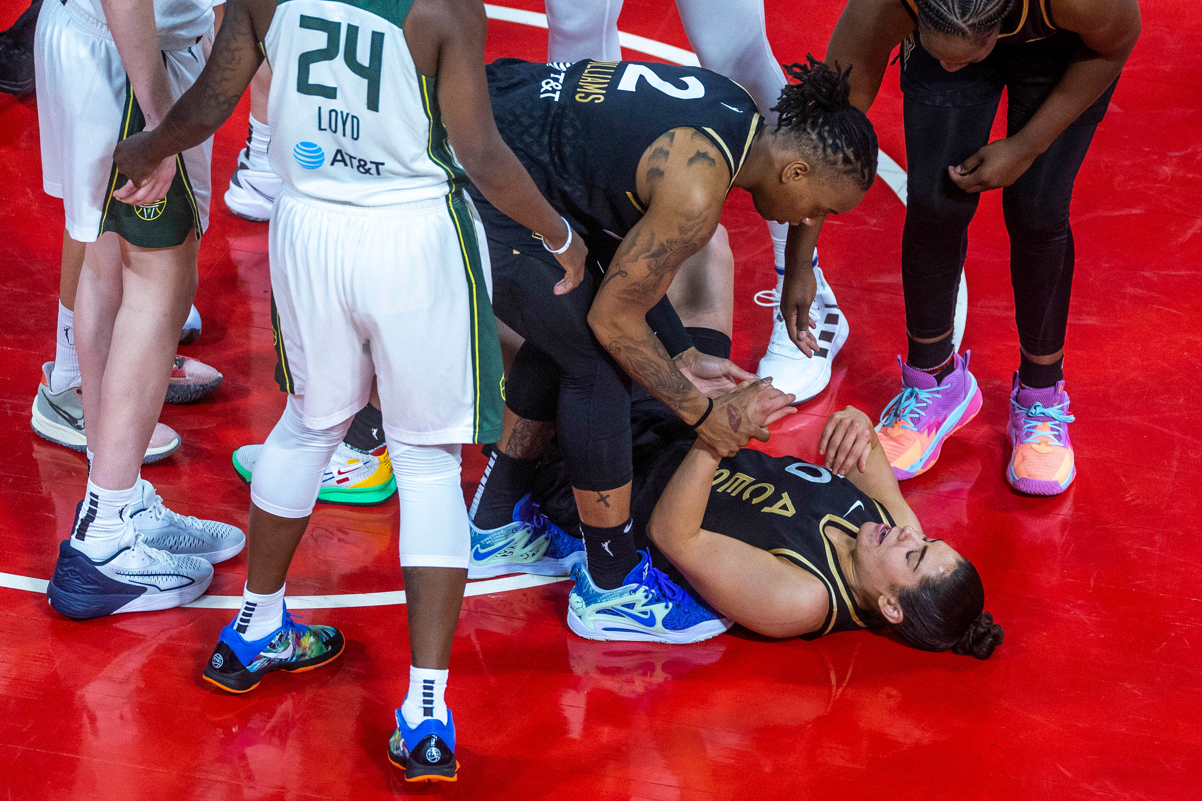 Riquna Williams dari Aces berjalan sebelum Game 4