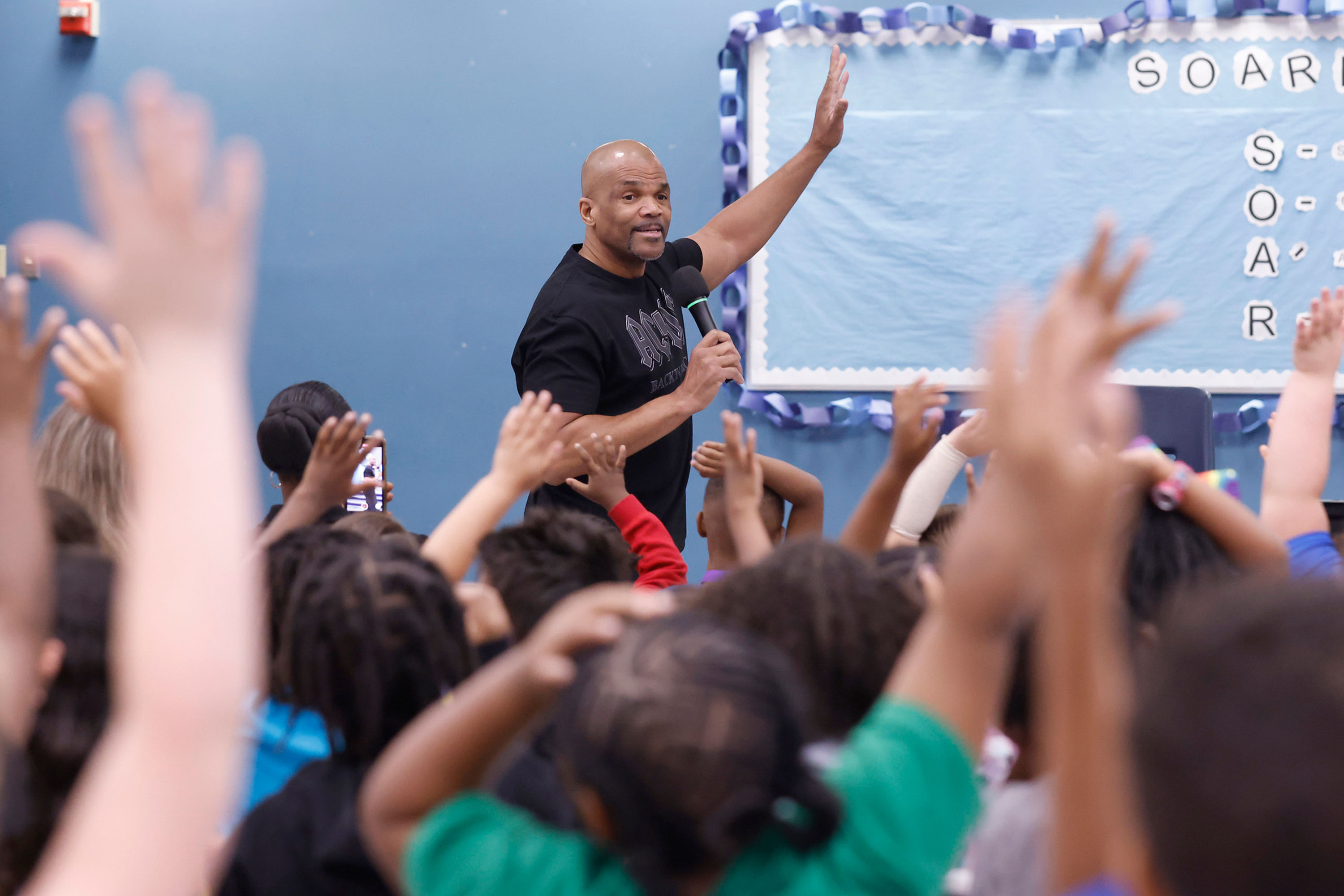 Darryl McDaniels dari grup rap Run DMC mengunjungi sekolah