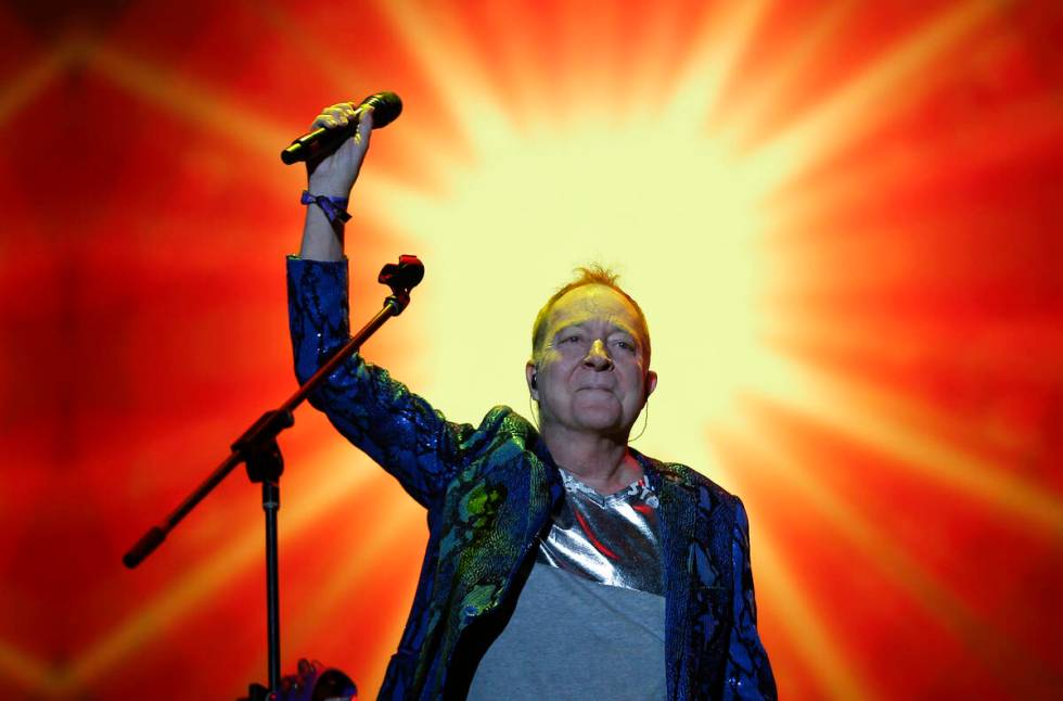 Fred Schneider dari band rock gelombang baru Amerika The B-52s tampil selama Corona Capital ...