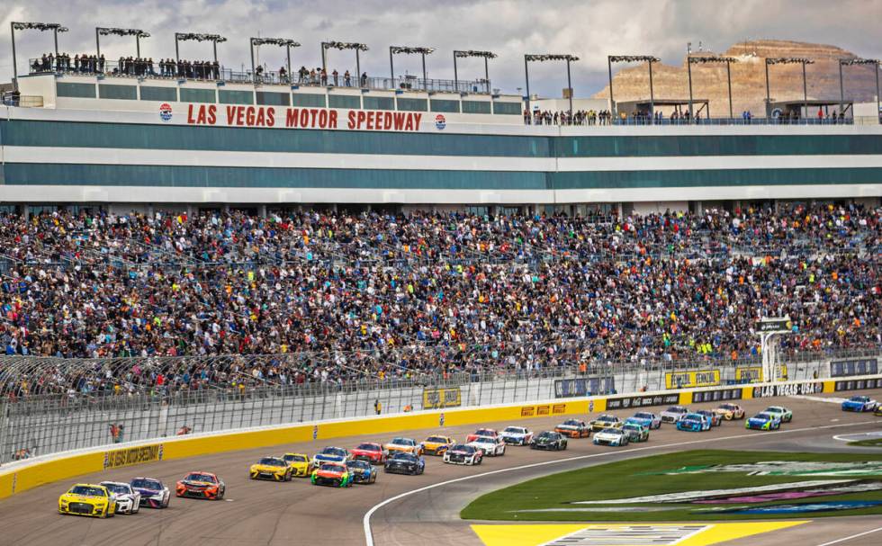 Pembalap berkompetisi dalam balapan Pennzoil 400 NASCAR Cup Series pada Minggu, 6 Maret 2022, di Las Veg...