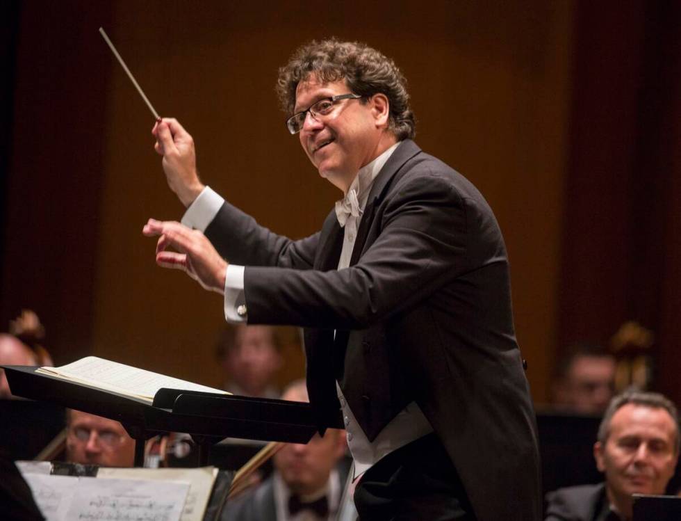 Direktur Musik Donato Cabrera memimpin Las Vegas Philharmonic pada Sabtu, 7 September 2019, di ...